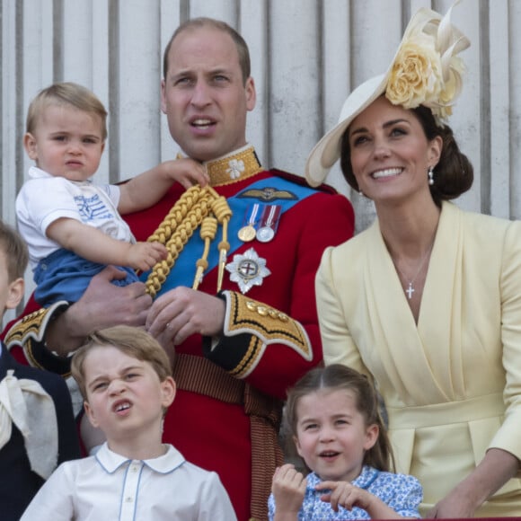 Charles III aurait peur qu'il lui vole la vedette
Le prince William, duc de Cambridge, et Catherine (Kate) Middleton, duchesse de Cambridge, le prince George de Cambridge la princesse Charlotte de Cambridge, le prince Louis de Cambridge - La famille royale au balcon du palais de Buckingham lors de la parade Trooping the Colour 2019, célébrant le 93ème anniversaire de la reine Elisabeth II, Londres