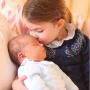 Première photo du prince Louis, ici avec sa soeur la princesse Charlotte. Mai 2018.