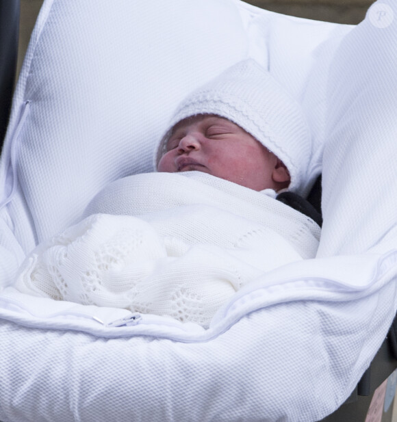 Le prince William quitte la maternité St Mary à Londres, le 23 avril 2018, avec son fils le prince Louis.