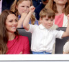Il tirait la langue et semblait épuisé
Kate Catherine Middleton, duchesse de Cambridge, le prince Louis, la princesse Charlotte - La famille royale d'Angleterre lors de la parade devant le palais de Buckingham, à l'occasion du jubilé de la reine d'Angleterre. Le 5 juin 2022 