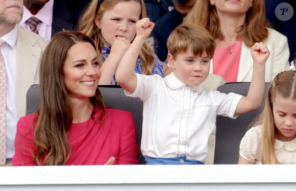 Il tirait la langue et semblait épuisé
Kate Catherine Middleton, duchesse de Cambridge, le prince Louis, la princesse Charlotte - La famille royale d'Angleterre lors de la parade devant le palais de Buckingham, à l'occasion du jubilé de la reine d'Angleterre. Le 5 juin 2022 