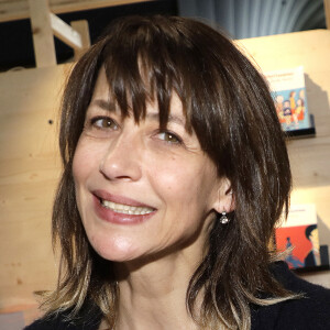 Sophie Marceau est une actrice que l'on ne présente plus. Toutefois, à 56 ans, la célèbre comédienne s'est lancée de nouveau dans l'écriture. 
Sophie Marceau - Festival du Livre de Paris 2023 au Grand Palais Éphémère à Paris. © Cedric Perrin / Bestimage 