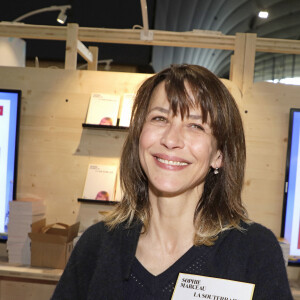 Et c'est au naturel que l'écrivaine a décidé de se présenter à ses fans. 
Sophie Marceau - Festival du Livre de Paris 2023 au Grand Palais Éphémère à Paris le 22 avril 2023. © Cedric Perrin / Bestimage 