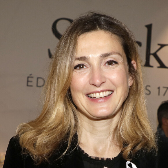 Julie Gayet - Festival du Livre de Paris 2023 au Grand Palais Éphémère à Paris le 22 avril 2023. © Cedric Perrin / Bestimage 