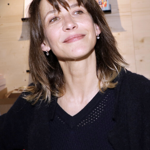 Le visage rayonnant et sans maquillage, la belle comédienne était d'ailleurs très bien accompagnée.
Sophie Marceau - Festival du Livre de Paris 2023 au Grand Palais Éphémère à Paris le 22 avril 2023. © Cedric Perrin / Bestimage 