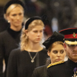 Une décision de Charles III qui ne va pas améliorer les rapports entre eux...
Le prince Harry, duc de Sussex, Zara Phillips (Zara Tindall), Louise Mountbatten-Windsor (Lady Louise Windsor) et la princesse Beatrice d'York - Veillée des petits-enfants de la reine Elizabeth II au Westminster Hall à Londres, Royaume Uni, le 17 septembre 2022. 