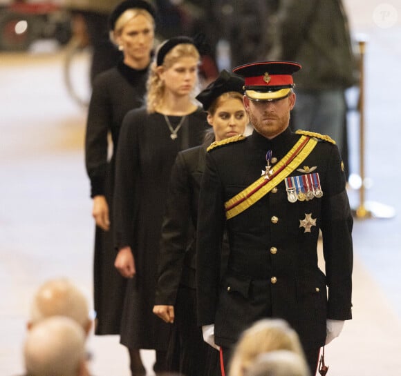 Une décision de Charles III qui ne va pas améliorer les rapports entre eux...
Le prince Harry, duc de Sussex, Zara Phillips (Zara Tindall), Louise Mountbatten-Windsor (Lady Louise Windsor) et la princesse Beatrice d'York - Veillée des petits-enfants de la reine Elizabeth II au Westminster Hall à Londres, Royaume Uni, le 17 septembre 2022. 
