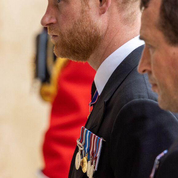 Le prince Harry, duc de Sussex - Procession pédestre des membres de la famille royale depuis la grande cour du château de Windsor (le Quadrangle) jusqu'à la Chapelle Saint-Georges, où se tiendra la cérémonie funèbre des funérailles d'Etat de reine Elizabeth II d'Angleterre. Windsor, le 19 septembre 2022 