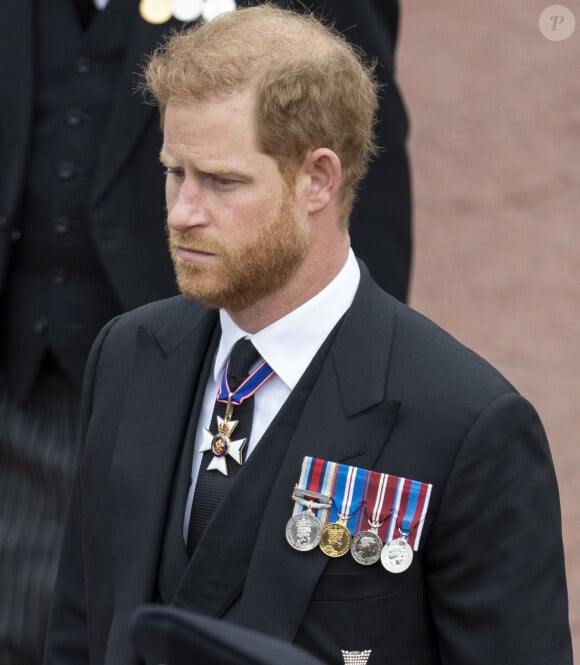 Une première grande humiliation, qu'il doit notamment à ses mémoires. 
Le prince Harry, duc de Sussex - Procession pédestre des membres de la famille royale depuis la grande cour du château de Windsor (le Quadrangle) jusqu'à la Chapelle Saint-Georges, où se tiendra la cérémonie funèbre des funérailles d'Etat de reine Elizabeth II d'Angleterre. Windsor, le 19 septembre 2022