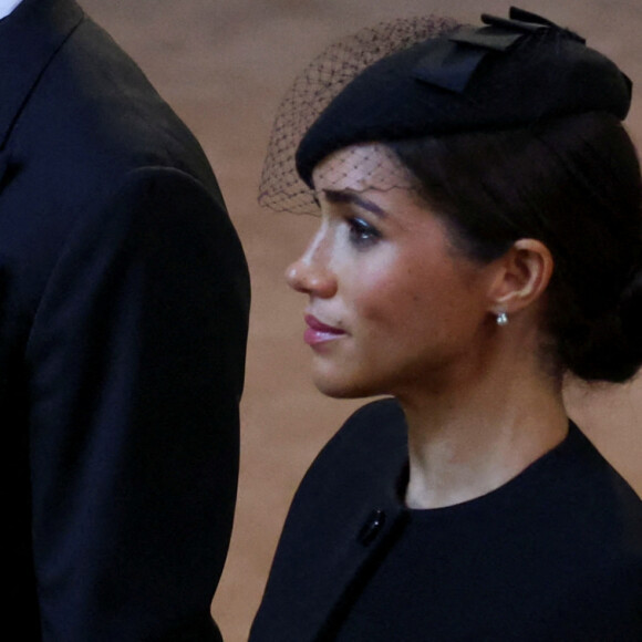 Le prince Harry, duc de Sussex et Meghan Markle, duchesse de Sussex - Intérieur - Procession cérémonielle du cercueil de la reine Elisabeth II du palais de Buckingham à Westminster Hall à Londres, où les Britanniques et les touristes du monde entier pourront lui rendre hommage jusqu'à ses obsèques prévues le 19 septembre 2022. Le 14 septembre 2022. 