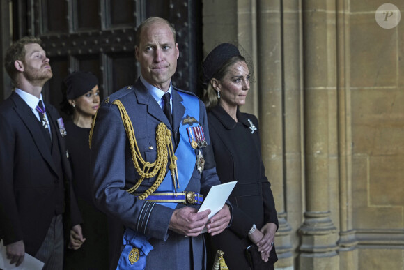 Le prince Harry, duc de Sussex et Meghan Markle, duchesse de Sussex, Le prince William, prince de Galles, et Catherine (Kate) Middleton, princesse de Galles - Sortie - Procession cérémonielle du cercueil de la reine Elisabeth II du palais de Buckingham à Westminster Hall à Londres, où les Britanniques et les touristes du monde entier pourront lui rendre hommage jusqu'à ses obsèques prévues le 19 septembre 2022. Le 14 septembre 2022. 