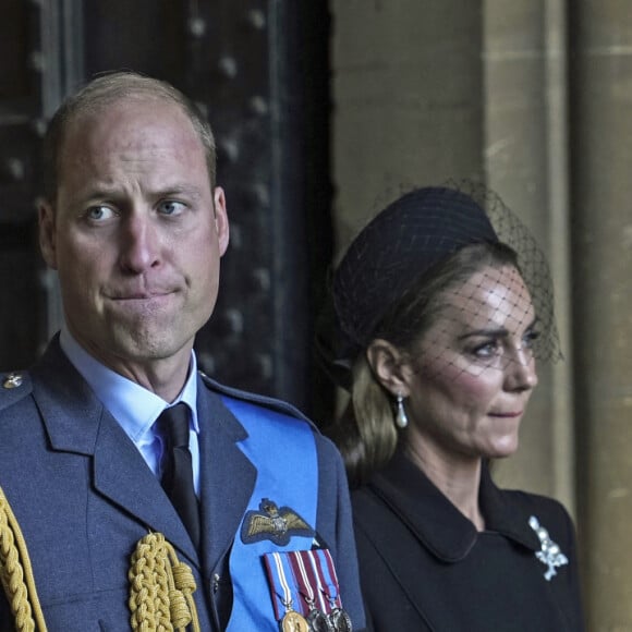 Le prince Harry, duc de Sussex et Meghan Markle, duchesse de Sussex, Le prince William, prince de Galles, et Catherine (Kate) Middleton, princesse de Galles - Sortie - Procession cérémonielle du cercueil de la reine Elisabeth II du palais de Buckingham à Westminster Hall à Londres, où les Britanniques et les touristes du monde entier pourront lui rendre hommage jusqu'à ses obsèques prévues le 19 septembre 2022. Le 14 septembre 2022. 