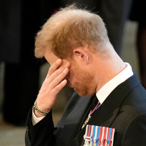 Le prince Harry devrait être traité différement de son frère William dans l'Abbaye de Westminster.
Le prince Harry, duc de Sussex - Intérieur - Procession cérémonielle du cercueil de la reine Elisabeth II du palais de Buckingham à Westminster Hall à Londres.
