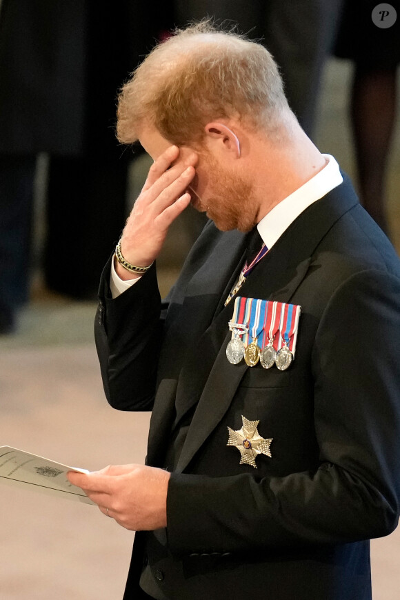 Le prince Harry devrait être traité différement de son frère William dans l'Abbaye de Westminster.
Le prince Harry, duc de Sussex - Intérieur - Procession cérémonielle du cercueil de la reine Elisabeth II du palais de Buckingham à Westminster Hall à Londres.