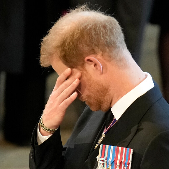 Le prince Harry devrait être traité différement de son frère William dans l'Abbaye de Westminster.
Le prince Harry, duc de Sussex - Intérieur - Procession cérémonielle du cercueil de la reine Elisabeth II du palais de Buckingham à Westminster Hall à Londres.