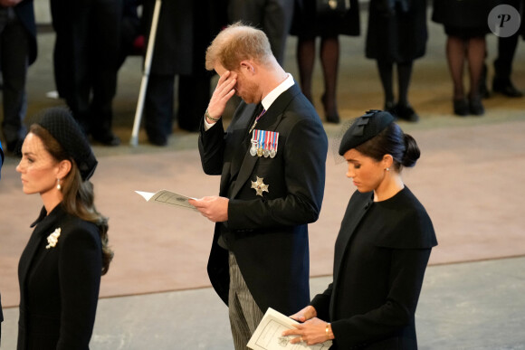 Kate Catherine Middleton, princesse de Galles, le prince Harry, duc de Sussex, Meghan Markle, duchesse de Sussex - Intérieur - Procession cérémonielle du cercueil de la reine Elisabeth II du palais de Buckingham à Westminster Hall à Londres. Le 14 septembre 2022 