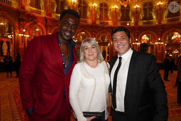 Exclusif - Duke Tshomba (Duse),Veronica de Vellis (mère de Lilly Kelleher), Byron Kelleher (ex rugbyman All Black) - Vernissage de l'exposition "Ephemere", sculptures et toiles de de l'artiste Kyo par Lilly O Events à l'hôtel Intercontinental Paris le Grand Paris le 21 avril 2023 © Anne-Sophie Guebey via Bestimage