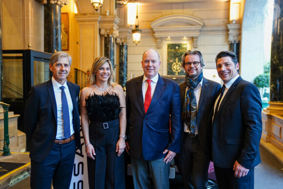 Exclusif - Jean-Michel Falcone (Nissan), Lilly Kelleher ( femme de Byron Kelleher et directrice de Lilly O Events) le prince Albert II de Monaco, Jérôme Biguet (Directeur Marketing France groupe Nissan), Byron Kelleher - Vernissage de l'exposition "Ephemere", sculptures et toiles de de l'artiste Kyo par Lilly O Events à l'hôtel Intercontinental Paris le Grand Paris le 21 avril 2023. © Anne-Sophie Guebey via Bestimage