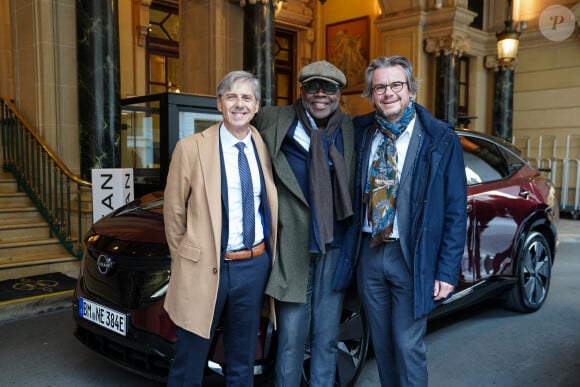 Exclusif - Jean-Michel Falcone (Nissan), Basile Boli, Jérôme Biguet (Directeur Marketing France groupe Nissan) - Vernissage de l'exposition "Ephemere", sculptures et toiles de de l'artiste Kyo par Lilly O Events à l'hôtel Intercontinental Paris le Grand Paris le 21 avril 2023. © Anne-Sophie Guebey via Bestimage