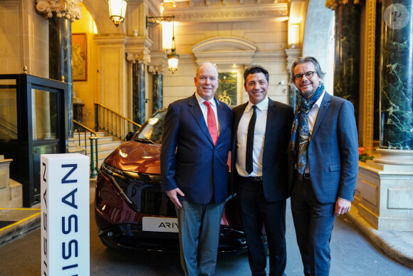 Exclusif - Le prince Albert II de Monaco, Byron Kelleher, Jérôme Biguet (Directeur Marketing France groupe Nissan) - Vernissage de l'exposition "Ephemere", sculptures et toiles de de l'artiste Kyo par Lilly O Events à l'hôtel Intercontinental Paris le Grand Paris le 21 avril 2023. © Anne-Sophie Guebey via Bestimage