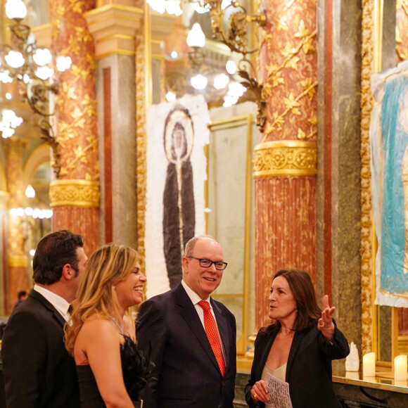Exclusif - Lilly Kelleher ( femme de Byron Kelleher et directrice de Lilly O Events) le prince Albert II de Monaco, Byron Kelleher, Kyo - Vernissage de l'exposition "Ephemere", sculptures et toiles de de l'artiste Kyo par Lilly O Events à l'hôtel Intercontinental Paris le Grand Paris le 21 avril 2023.  © Anne-Sophie Guebey via Bestimage