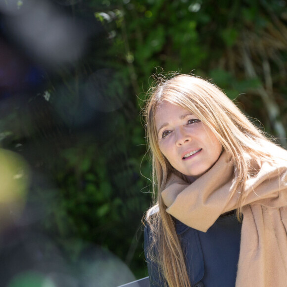 Exclusif - Hélène Rolles - Reprise du tournage de la série "Les Mystères de l'amour" à Cergy-Pontoise (Val d'Oise) après 2 mois d'arrêt dû au confinement en pleine épidémie de Coronavirus Covid-19 le 14 mai 2020. Tous les acteurs et actrices ont passé des tests et une prise de température est effectuée chaque jour. Bien évidemment ils portent tous des masques et seuls les comédiens sont autorisés à les enlever pendant le tournage des scènes et enfin aucune scène de baiser n'est autorisée.