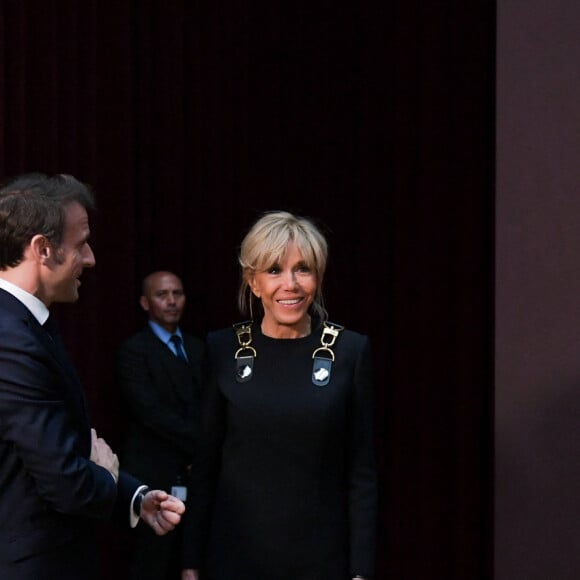 Le président Emmanuel Macron et BRigitte Macron visitent l'exposition des oeuvres de Johannes Vermeer au musée Rijksmuseum à Amsterdam le 12 avril 2023. © Isa Hersin / Pool / Bestimage 