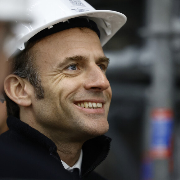 Le président Emmanuel Macron visite le chantier de la cathédrale Notre-Dame de Paris la veille du quatrième anniversaire de l'incendie le 14 avril 2023 en présence de la première dame, Brigitte Macron et de Rima Abdul Malak, ministre de la Culture. © Sarah Meyssonnier / Pool / Bestimage 