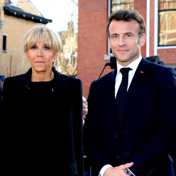 Ce jeudi, dans son tout dernier numéro, "Paris Match" vient de publier une photo d'Emmanuel et Brigitte Macron en train de se promener au sein de la Lanterne, qui est un pavillon de chasse situé à Versailles et utilisé comme résidence d'État de la République française.
Le président Emmanuel Macron et Brigitte Macron - Le président Emmanuel Macron et sa femme visitent l'exposition dédiée aux oeuvres de Johannes Vermeer à Amsterdam. © Dominique Jacovides / Bestimage 