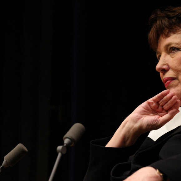 "Un petit mot, avant de finir, sur les Restos du coeur, malheureusement ils ne m'ont jamais invité. Sinon bonne retape et bonne sieste en direct sur BFMTV", conclut Benjamin Biolay
 
Roselyne Bachelot échange avec le public à l'occasion de la sortie de son liivre "682 jours" à la Station Ausone-Mollat à Bordeaux, France, le 10 mars 2023. © Jean-Marc Lhomer/Bestimage
