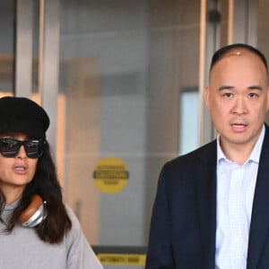 Exclusif - Salma Hayek arrive à l'aéroport de New York (JFK), le 25 avril 2023.