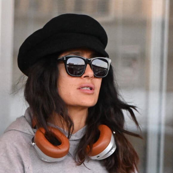 Exclusif - Salma Hayek arrive à l'aéroport de New York (JFK), le 25 avril 2023.