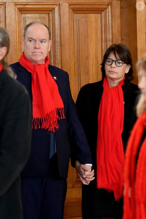 Le prince Albert II de Monaco, la princesse Stéphanie et sa fille Camille Gottlieb ont participé au déploiement des "Courtepointes" en mémoire des victimes du SIDA, au Musée Océanographique de Monaco, le 1er décembre 2022. © Bruno Bébert / Bestimage