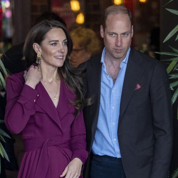 Une attitude qui fait penser à celle de Kate Middleton. 
Le prince William, prince de Galles, et Catherine (Kate) Middleton, princesse de Galles, en visite à Birmingham, le 20 avril 2023. 