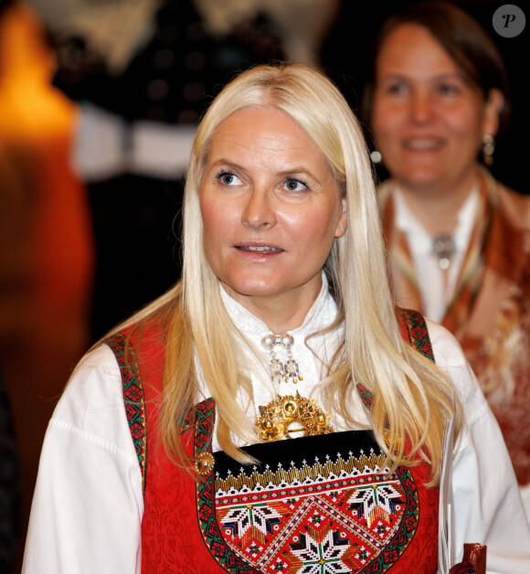 Mette-Marit de Norvège est également très moderne.
La princesse Mette-Marit de Norvège, en costume traditionnel, assiste au "Traditional Costume Festival (Bunadfest)" à Oslo. Le 26 avril 2023 