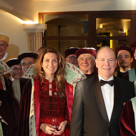 Sur place, elle a dégusté quelques verres avec d'autres personnalités, dont le basketteur  Tony Parker et sa compagne Alizé Lim, Stéphane Bern et son mari Yori Bailleres ainsi que le prince Albert II de Monaco. 
Tony Parker, Anne-Claire Coudray, le prince Albert II de Monaco, Florence Cathiard (propriètaire du château) lors de la fête de la fleur et l'intronisation de personnalités commandeurs et ambassadeurs par la Commanderie du Bontemps au Château Smith Haut Lafitte à Martillac le 27 avril 2023. © Fabien Cottereau / Patrick Bernard / Bestimage