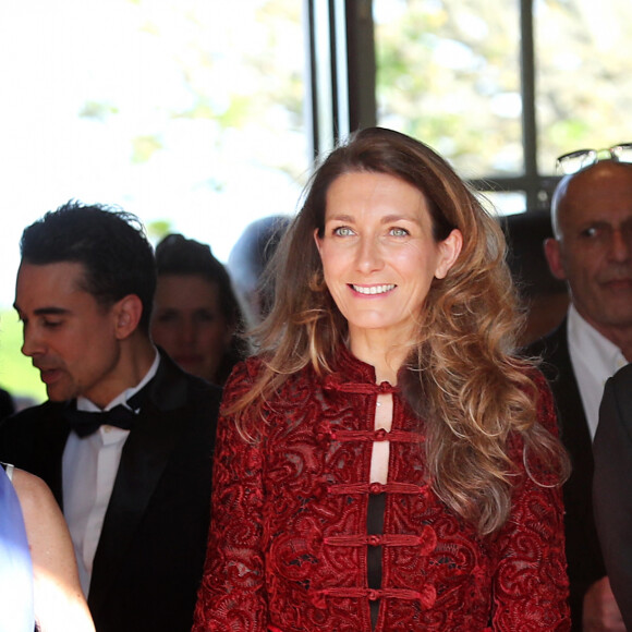 Florence Cathiard (propriètaire du château), Anne-Claire Coudray et son compagnon Nicolas Vix lors de la fête de la fleur et l'intronisation de personnalités commandeurs et ambassadeurs par la Commanderie du Bontemps au Château Smith Haut Lafitte à Martillac le 27 avril 2023. © Fabien Cottereau / Patrick Bernard / Bestimage