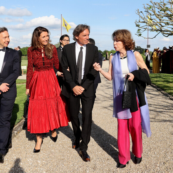 Stéphane Bern, Anne-Claire Coudray, son compagnon Nicolas Vix et Florence Cathiard (propriètaire du château) lors de la fête de la fleur et l'intronisation de personnalités commandeurs et ambassadeurs par la Commanderie du Bontemps au Château Smith Haut Lafitte à Martillac le 27 avril 2023. © Fabien Cottereau / Patrick Bernard / Bestimage