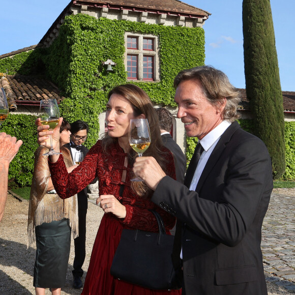 Très discrète lorsqu'il s'agit de sa vie privée, il n'est pas récurrent que la journaliste s'affiche publiquement avec son homme.
Anne-Claire Coudray et son compagnon Nicolas Vix trinquent avec Florence Cathiard (propriètaire du château) lors de la fête de la fleur et l'intronisation de personnalités commandeurs et ambassadeurs par la Commanderie du Bontemps au Château Smith Haut Lafitte à Martillac le 27 avril 2023. © Fabien Cottereau / Patrick Bernard / Bestimage