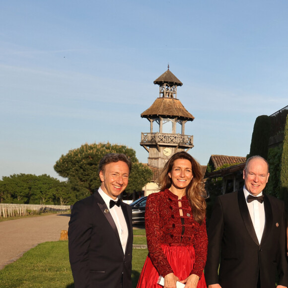 Stéphane Bern, Anne-Claire Coudray, le prince Albert II de Monaco, Florence Cathiard (propriètaire du château), Yori Bailleres, Tony Parker et sa compagne Alizé Lim, Nicolas Vix lors de la fête de la fleur et l'intronisation de personnalités commandeurs et ambassadeurs par la Commanderie du Bontemps au Château Smith Haut Lafitte à Martillac le 27 avril 2023. © Fabien Cottereau / Patrick Bernard / Bestimage