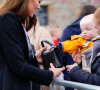 Dont un adorable bébé qui a volé le sac de Kate Middleton ! 
Le jeune Daniel Williams joue avec le sac à main de Catherine (Kate) Middleton, lors de sa visite au jardin commémoratif d'Aberfan, le 28 avril 2023.