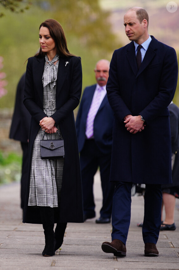 Désormais prince et princesse de Galles, ils ont rendu hommage aux victimes de la catastrophe de 1966.
Le prince William de Galles et Kate Catherine Middleton, princesse de Galles, en visite au Mémorial de Aberfan. Le 28 avril 2023 