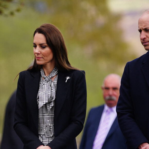 Désormais prince et princesse de Galles, ils ont rendu hommage aux victimes de la catastrophe de 1966.
Le prince William de Galles et Kate Catherine Middleton, princesse de Galles, en visite au Mémorial de Aberfan. Le 28 avril 2023 
