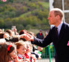 Et ont pu rencontrer le public. 
Le prince William de Galles et Kate Catherine Middleton, princesse de Galles, en visite au Mémorial de Aberfan. Le 28 avril 2023 