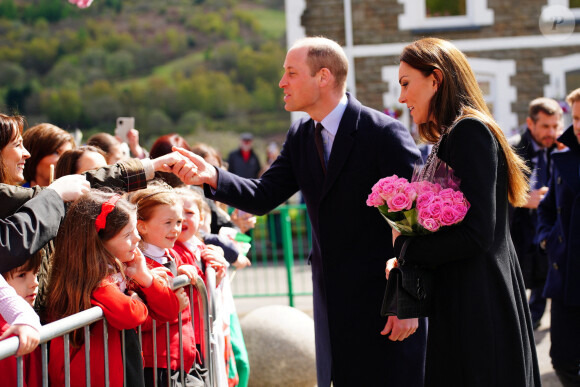 Et ont pu rencontrer le public. 
Le prince William de Galles et Kate Catherine Middleton, princesse de Galles, en visite au Mémorial de Aberfan. Le 28 avril 2023 