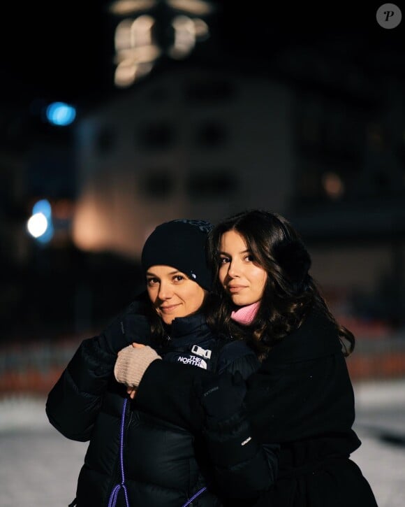 Annily a également hérité de la beauté de sa mère.
Alizée est partie en vacances au ski avec sa famille @ Instagram / Alizée