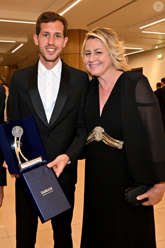 Une prestation qui lui valu d'être primé au Monte Carlo Film Festival, suscitant la fierté de ses parents
Victor Belmondo, qui a reçu un Espoir Award, et sa mère Luana durant la soirée de clôture du 20eme Monte Carlo Film Festival de la Comédie, au Grimaldi Forum à Monaco. Le 29 avril 2023. © Bruno Bebert / Bestimage