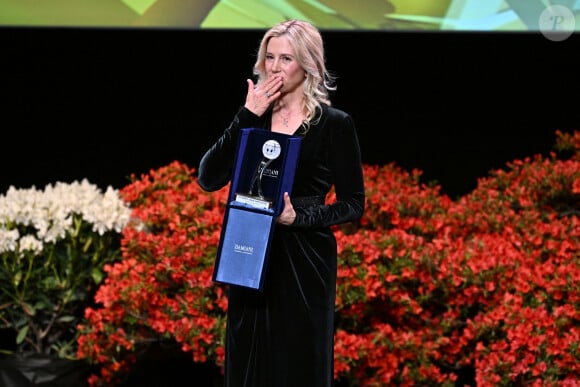 Mira Sorvino qui a reçu un award durant la soirée de clôture du 20eme Monte Carlo Film Festival de la Comédie, au Grimaldi Forum à Monaco. Le 29 avril 2023. © Bruno Bebert / Bestimage