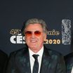 "Mon amour..." : Daniel Auteuil fou amoureux d'Aude, 27 ans de moins, il lui fait une adorable dédicace en plein concert