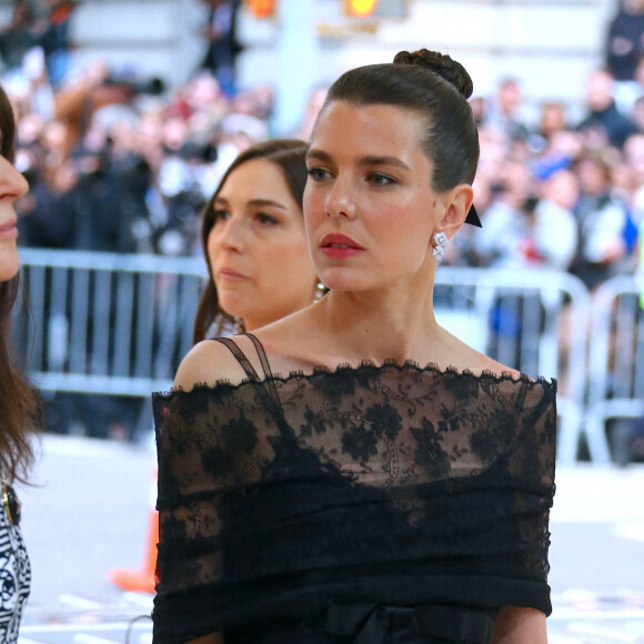 Charlotte Casiraghi au gala du Met organisé au Metropolitan Museum of Art de New York, rendant hommage à Karl Lagerfeld. Le 1er mai 2023.